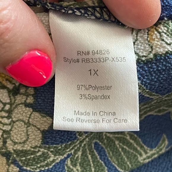 Tempted Blue Floral Print Short Ruffled Sleeve Strappy V-Neck Top Size 1X - Picture 8 of 9